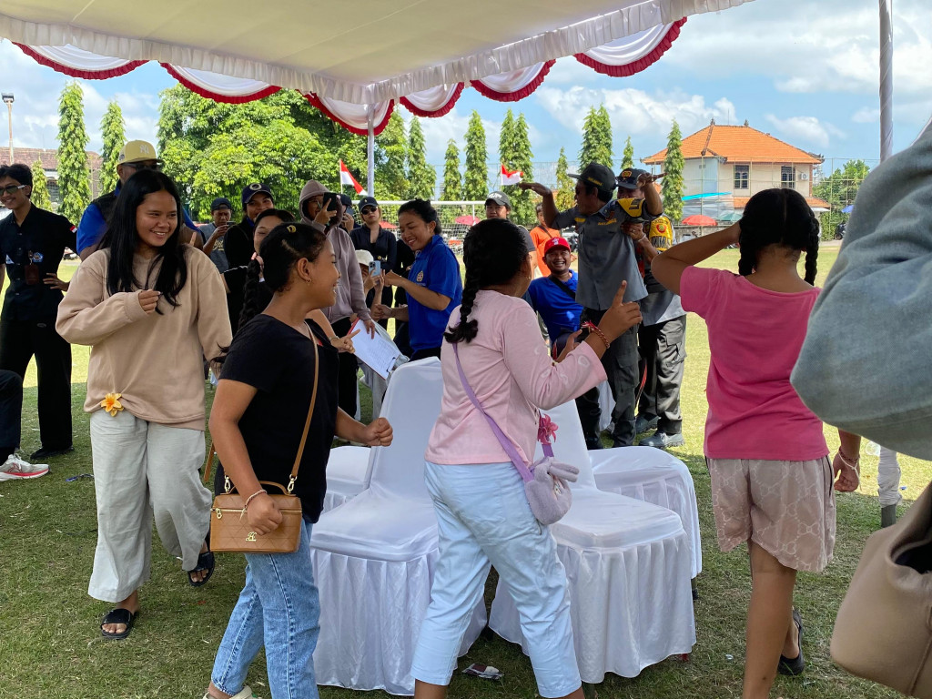Rebutan Kursi, Gelak Tawa Pecah di Lomba Kursi Goyang Desa Dalung pada Acara Lomba Tujuh Belasan